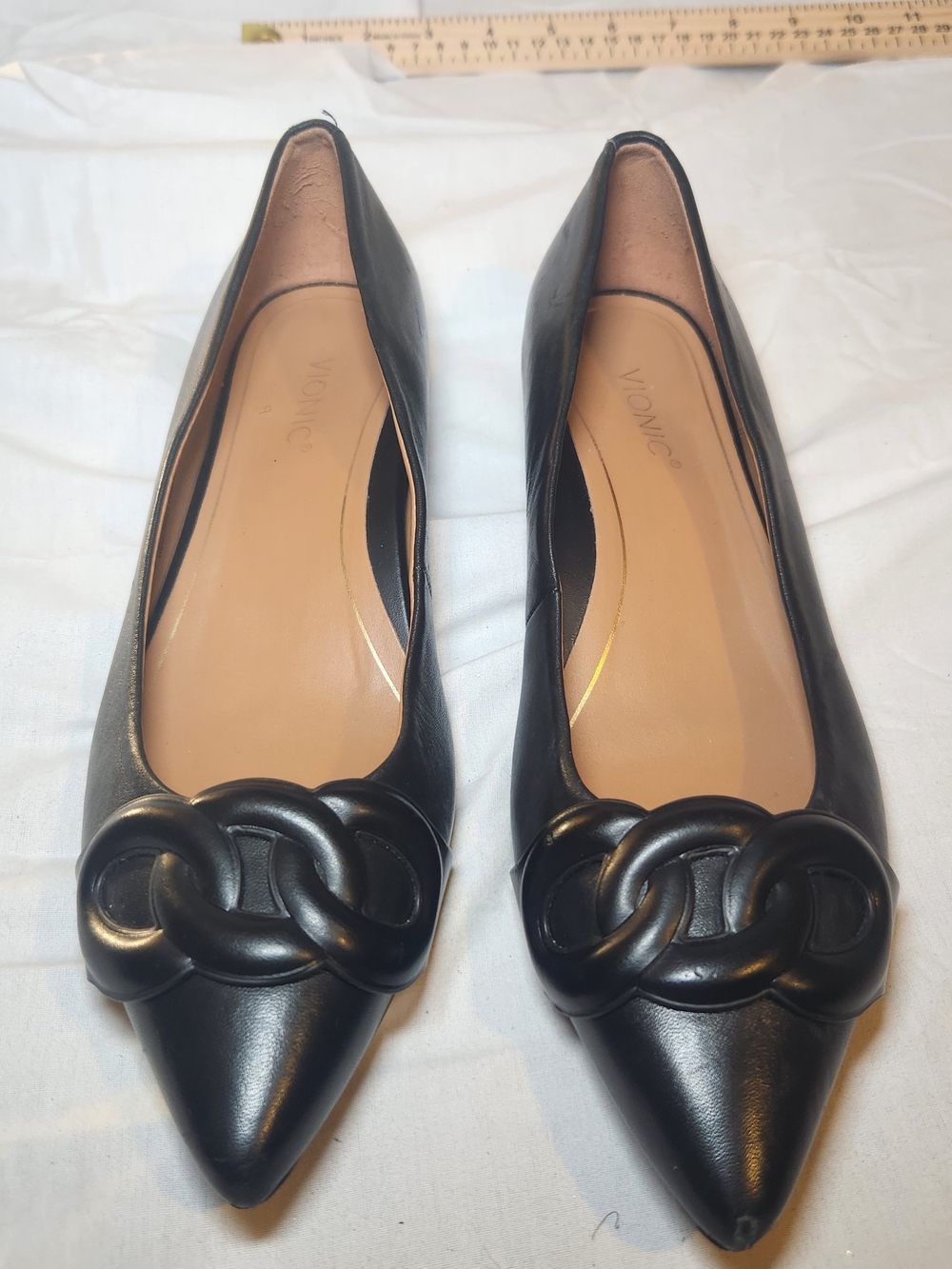 Vionic Black Pointed Toe Flats with Interlocked Chain Accent 7.5